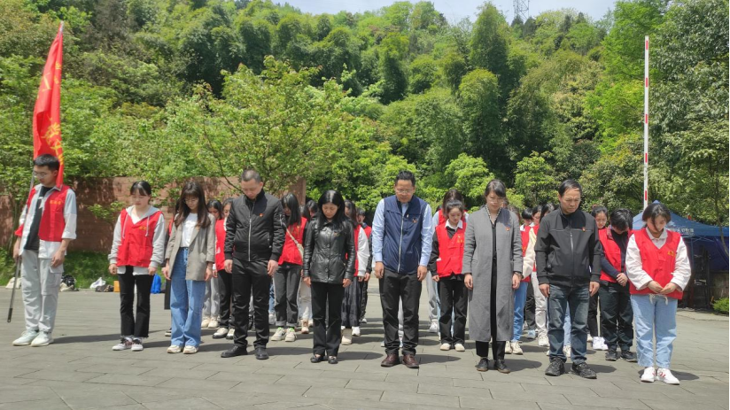 清明时节祭奠革命先烈 工院学子传承红色精神415.png 清明时节祭奠革命先烈 工院学子传承红色精神415.png